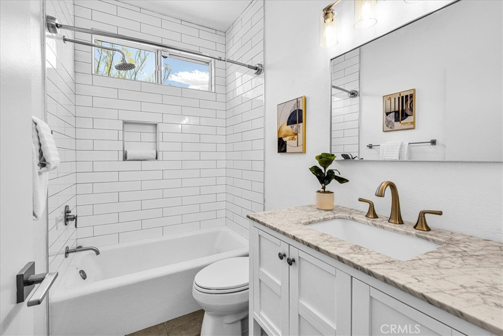 MLS #OC25102142 image #17