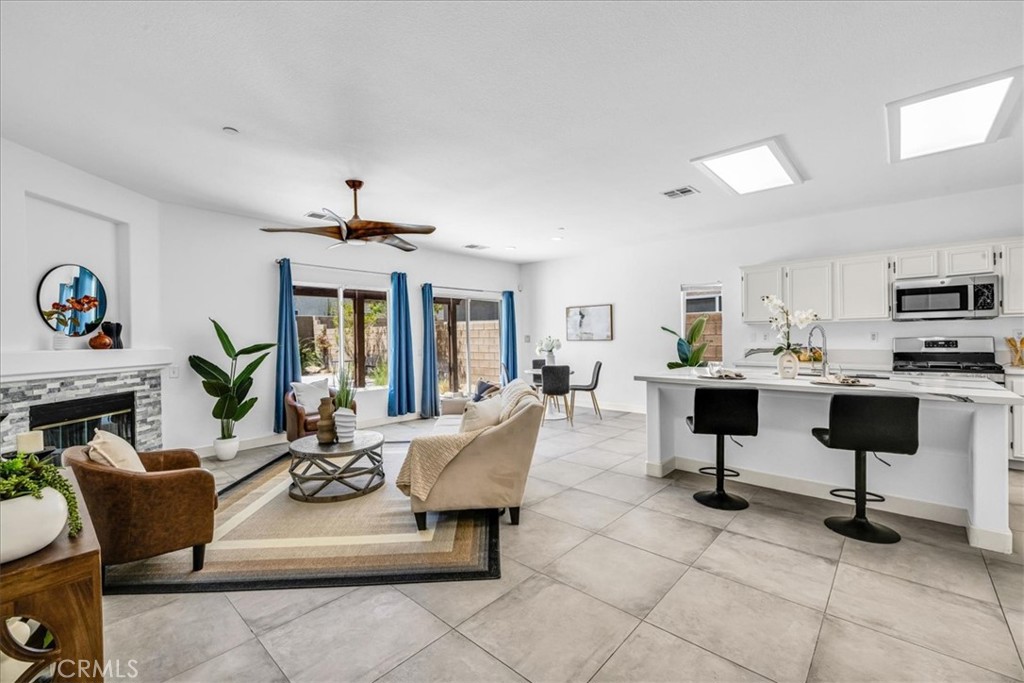 MLS #OC25102142 image #2