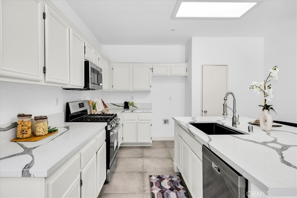 MLS #OC25102142 image #6