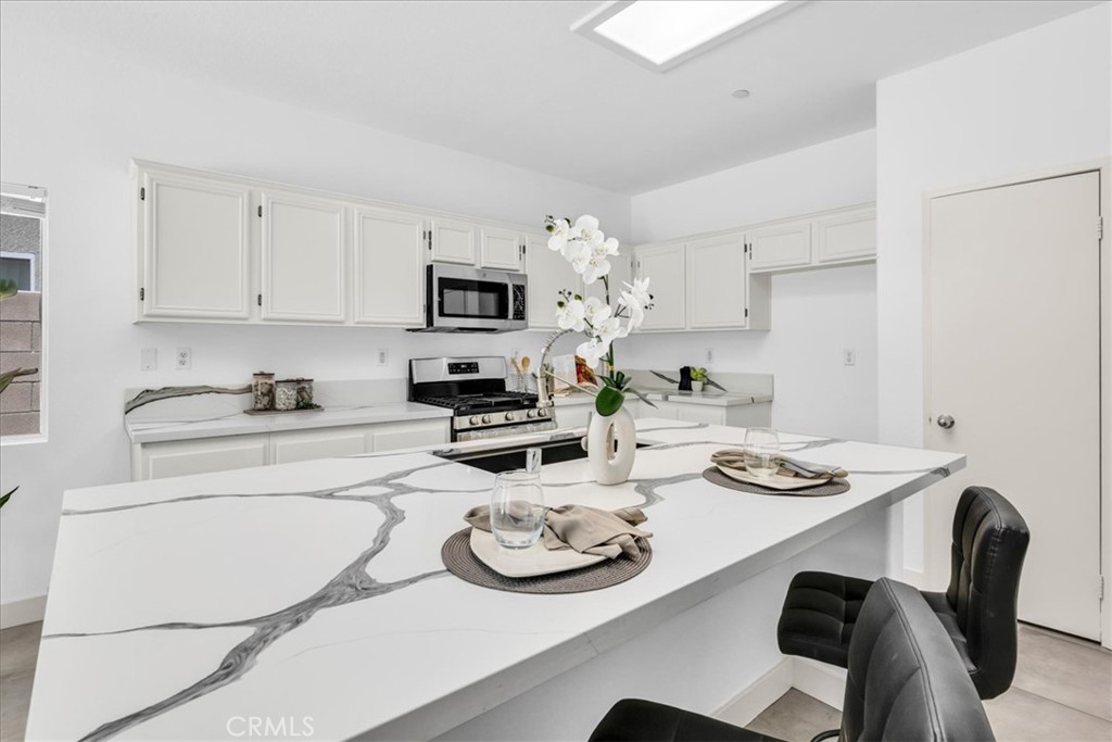 MLS #OC25102142 image #8