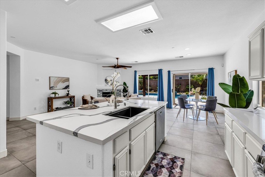 MLS #OC25102142 image #9