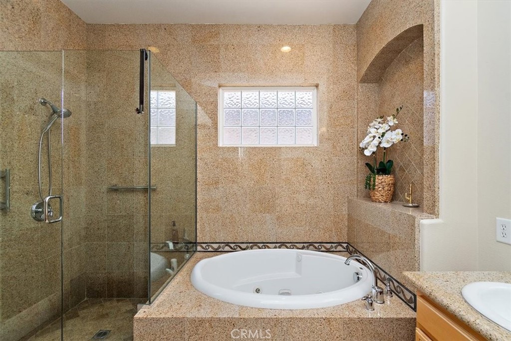 MLS #OC25102698 image #31