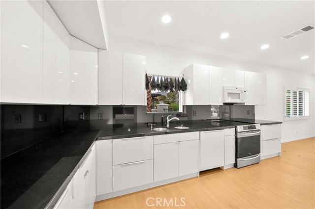 MLS #OC25193559 image #2