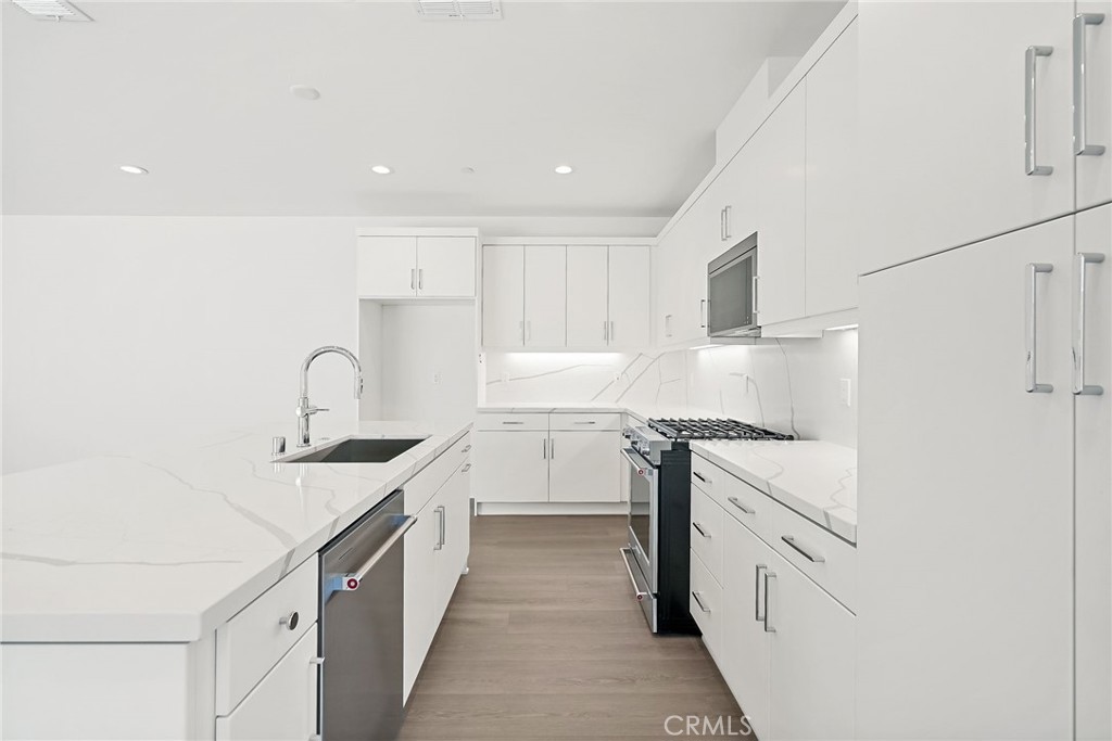 MLS #OC25216344 image #9