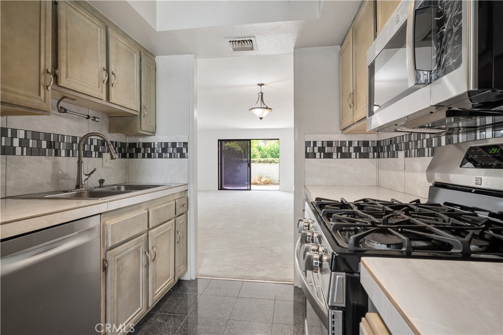 MLS #OC25219571 image #10