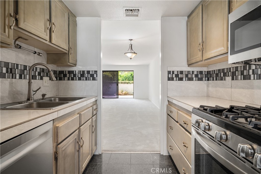 MLS #OC25219571 image #12