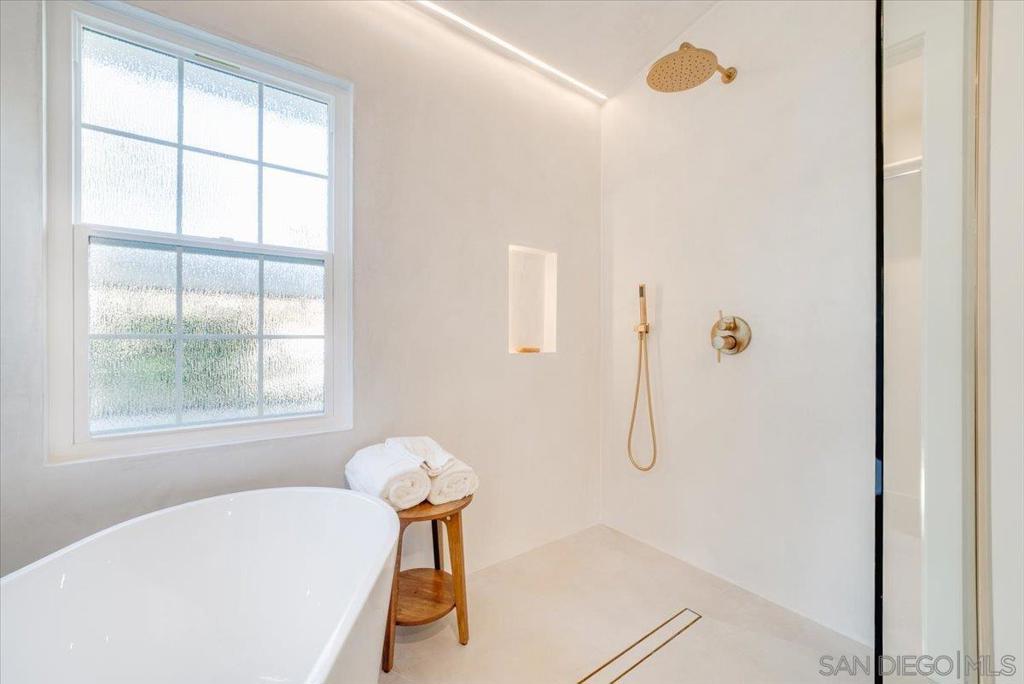 MLS #250043625SD image #24