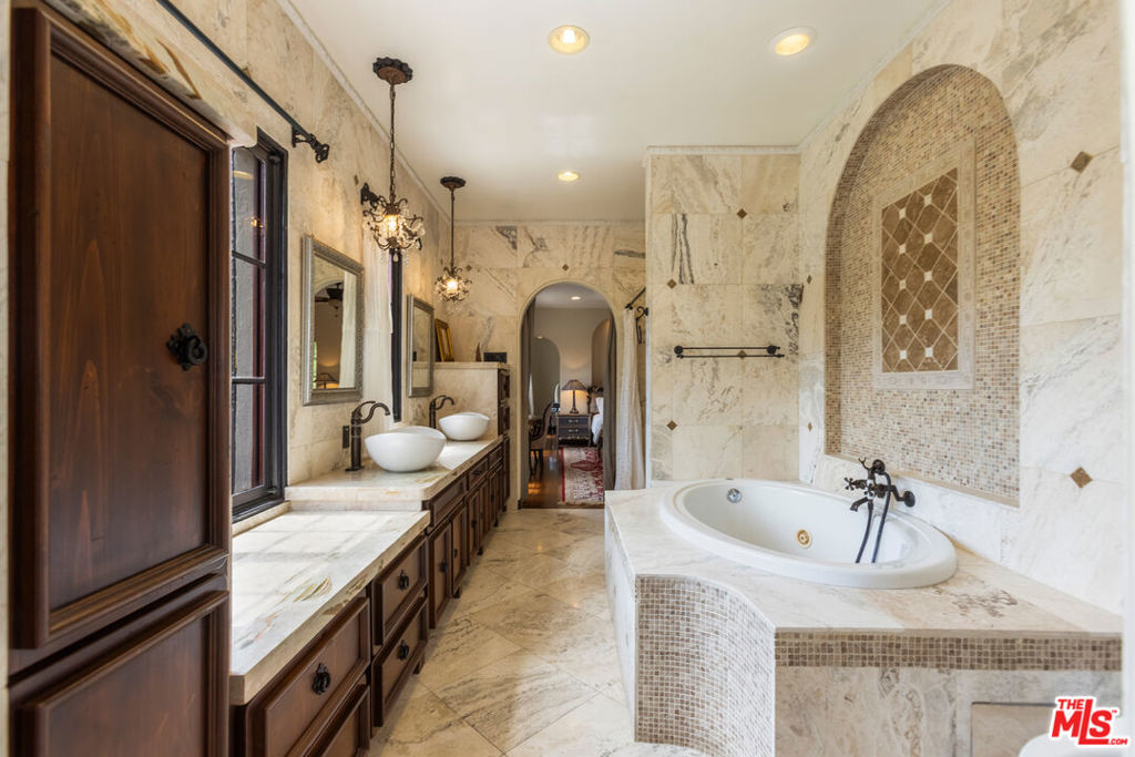 MLS #25586147 image #16