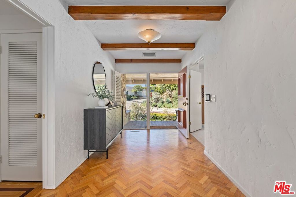 MLS #25595417 image #2