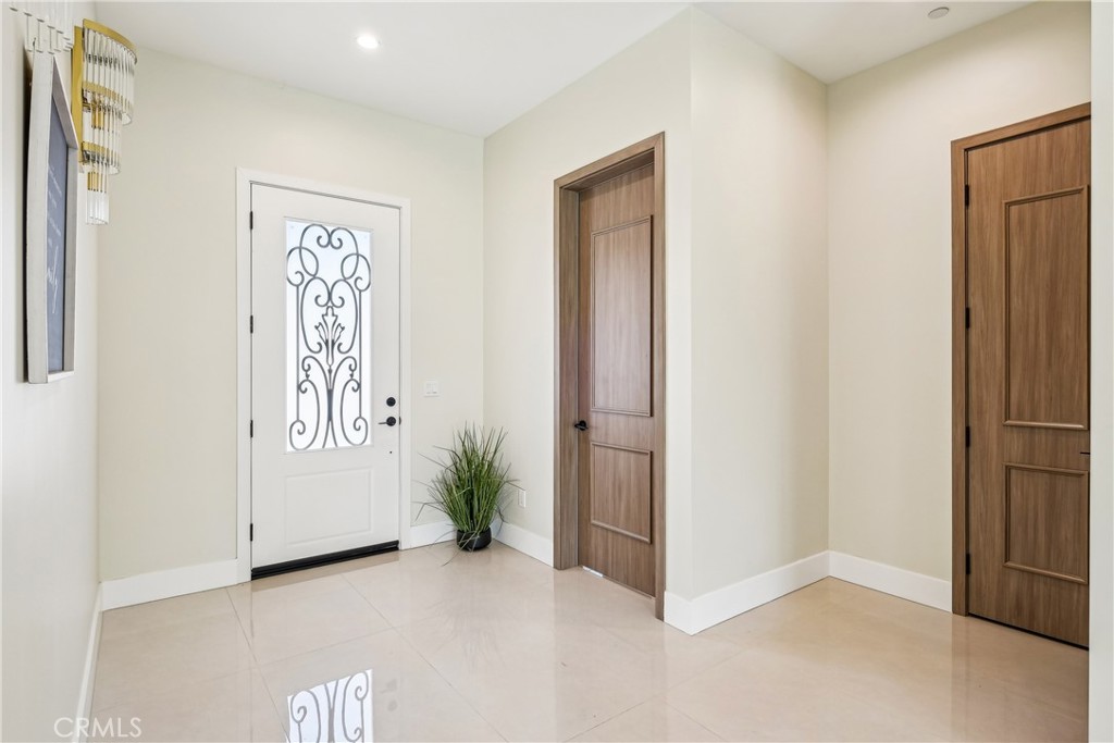 MLS #DW25054086 image #2