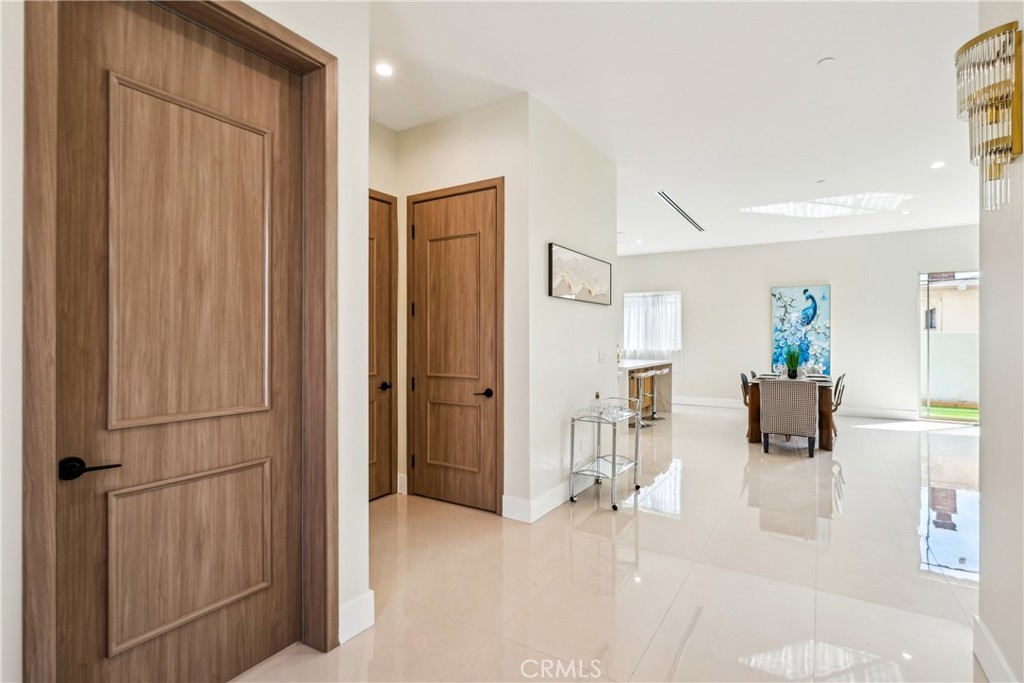 MLS #DW25054086 image #3