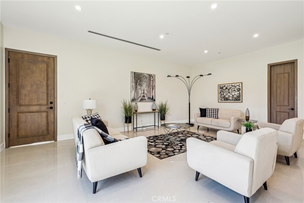 MLS #DW25054086 image #4