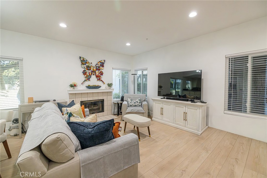 MLS #DW25242077 image #4