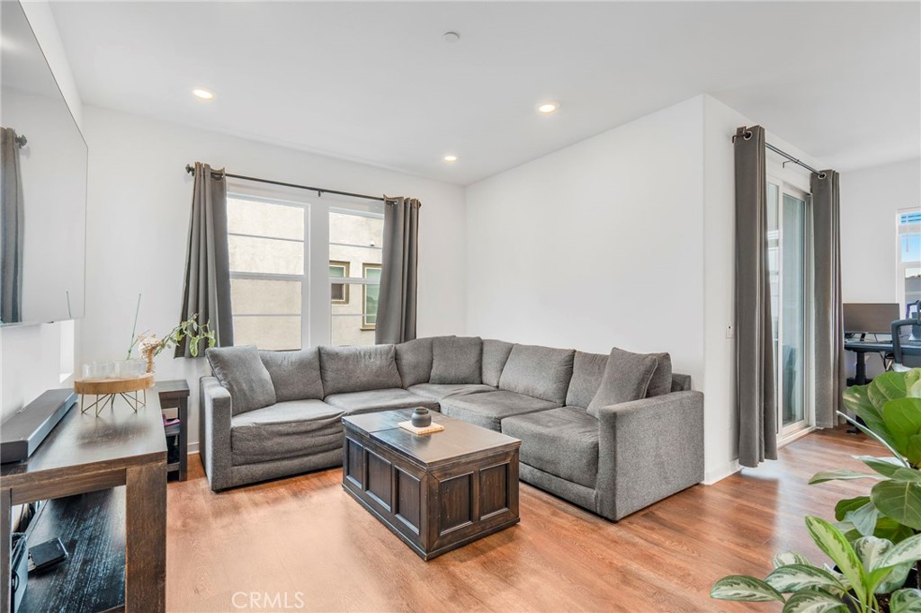 MLS #DW25255360 image #1