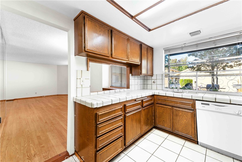 MLS #DW25258205 image #8