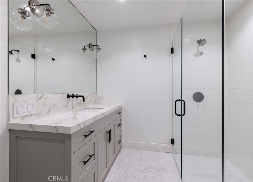 MLS #OC25010978 image #32