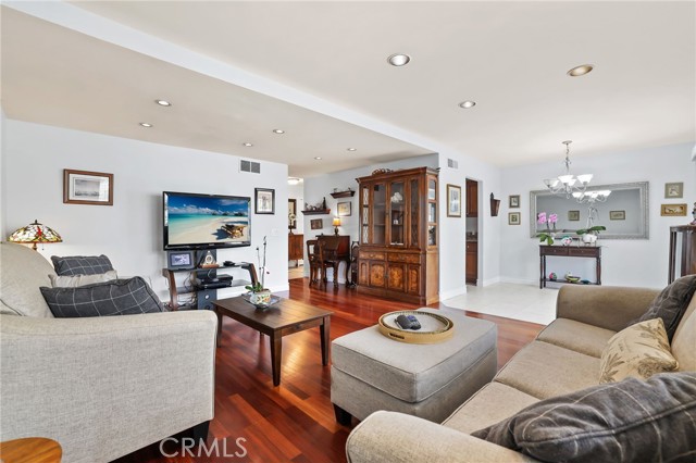 MLS #OC25062822 image #1