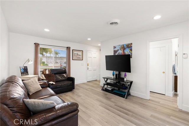 MLS #OC25076987 image #1