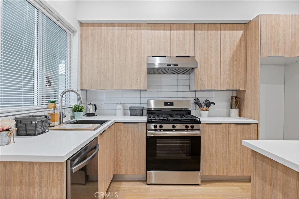 MLS #OC25078852 image #1