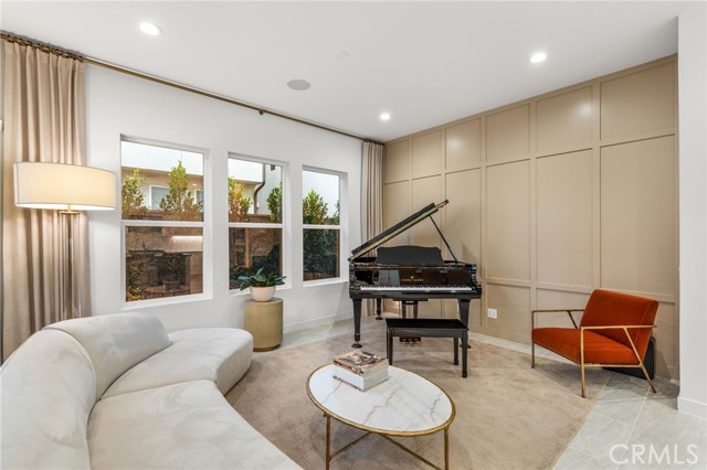 MLS #OC25080716 image #1