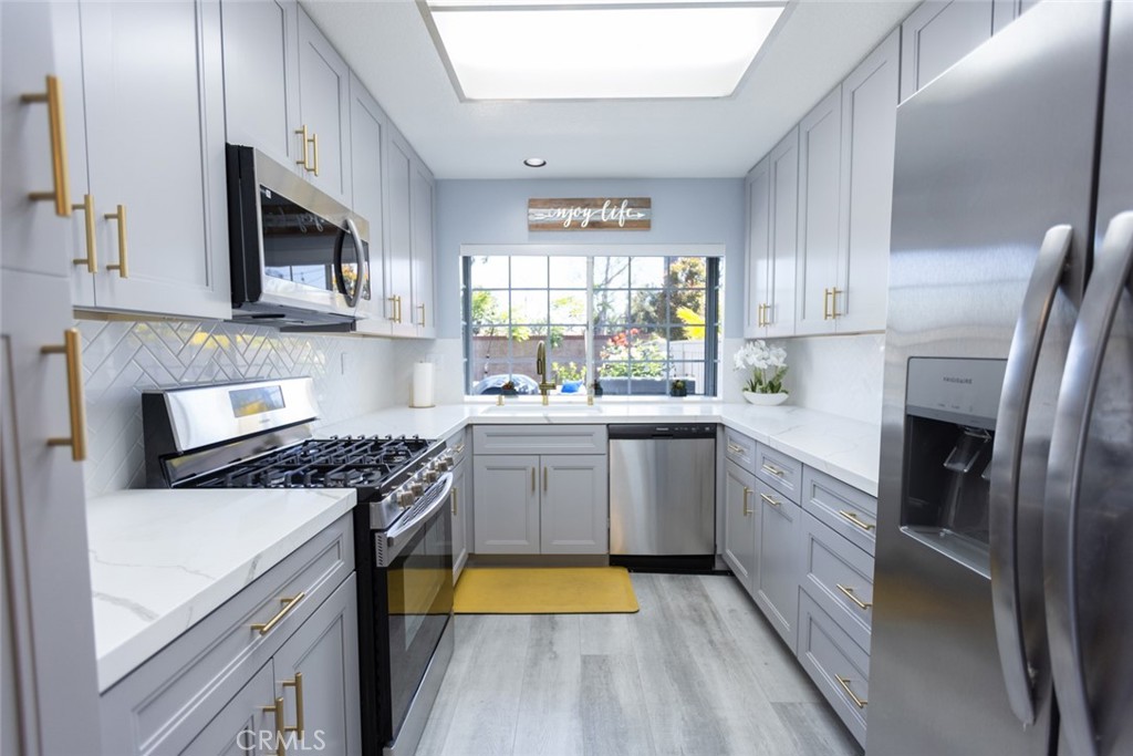 MLS #OC25090106 image #1