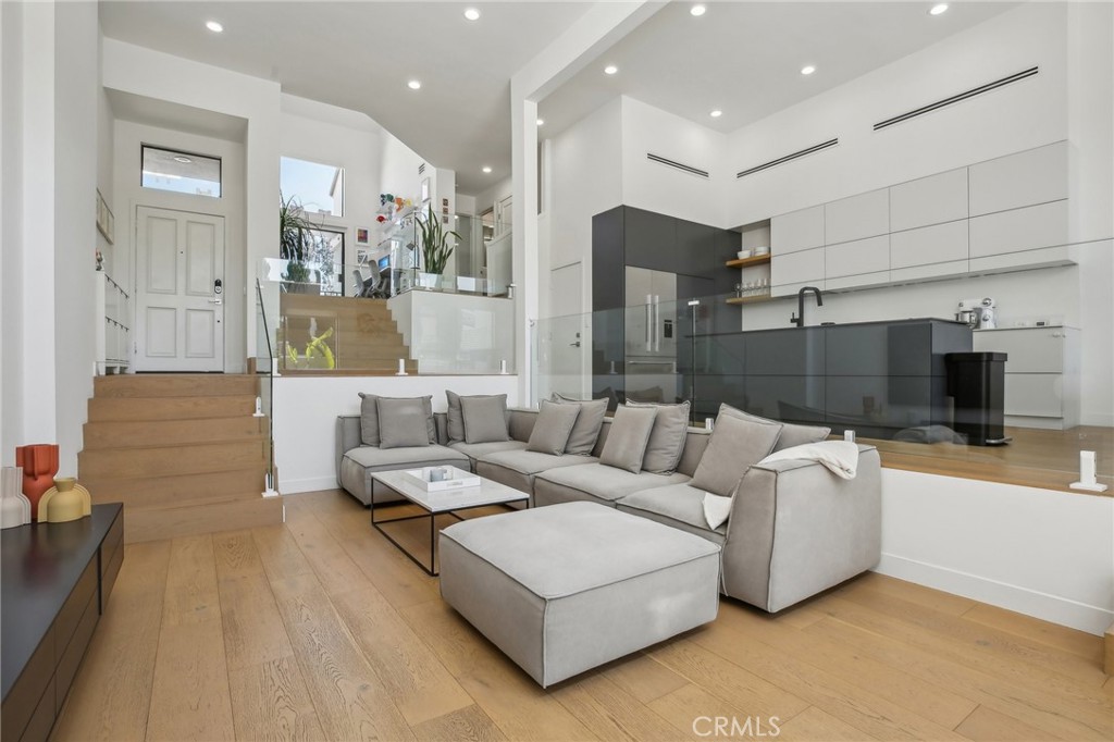 MLS #OC25090537 image #1