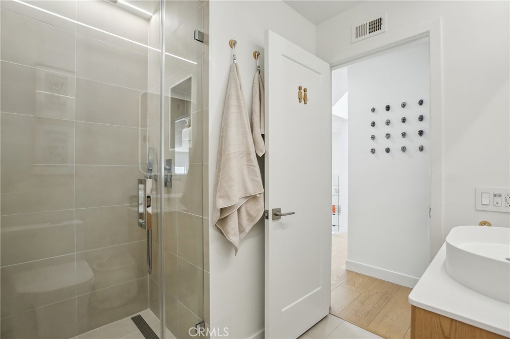 MLS #OC25090537 image #21