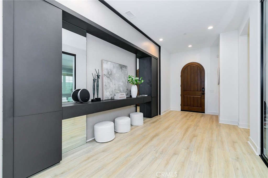 MLS #OC25090901 image #1