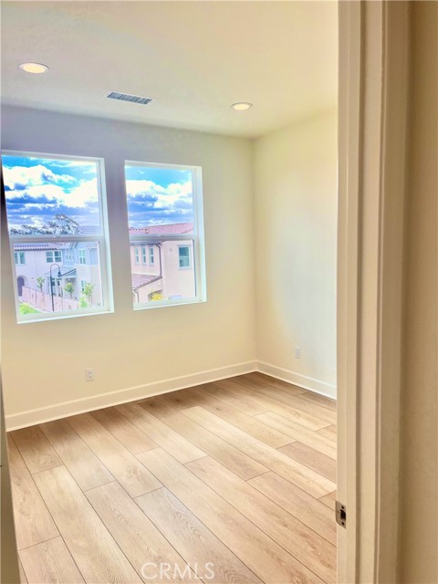 MLS #OC25093195 image #9