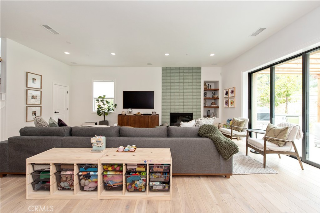 MLS #OC25094517 image #2