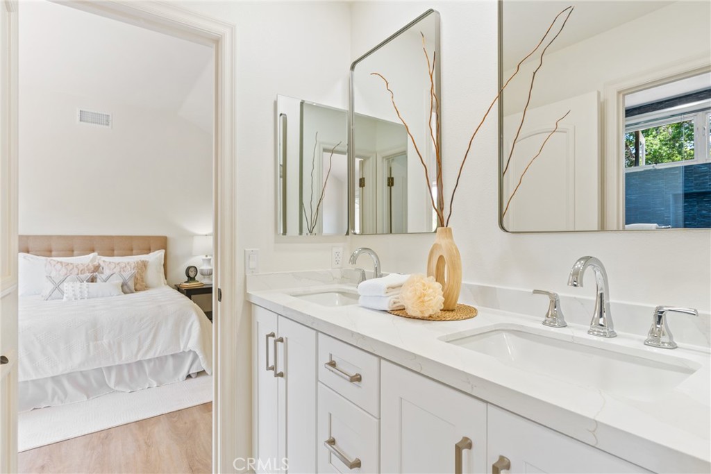 MLS #OC25101826 image #40