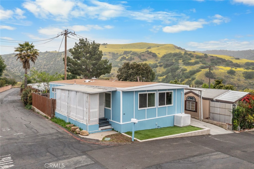 MLS #OC25103342 image #1