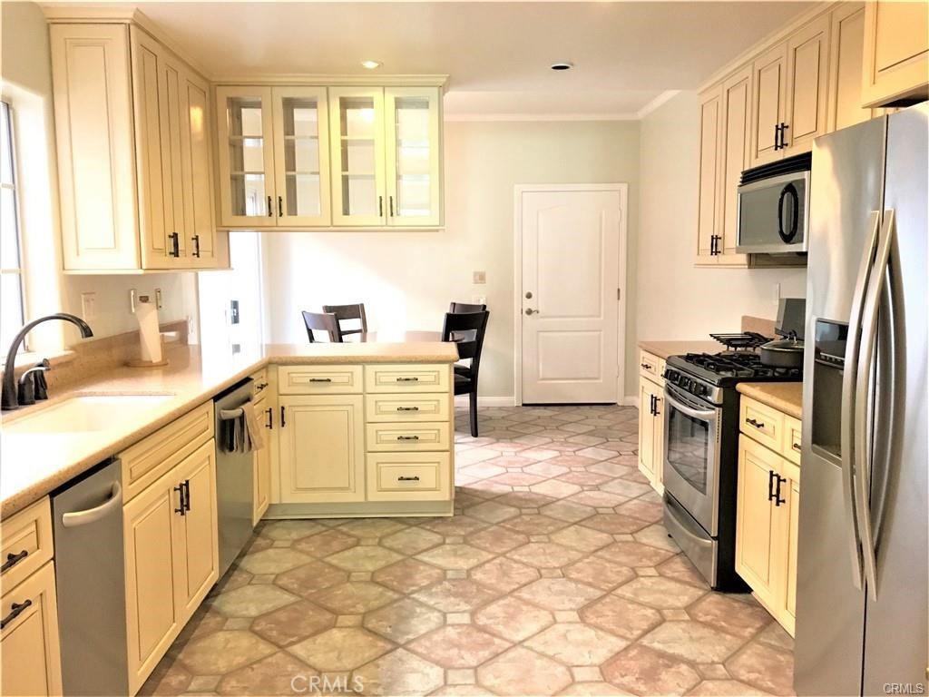 MLS #OC25104065 image #1