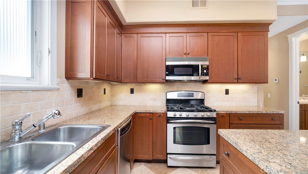 MLS #OC25112252 image #6