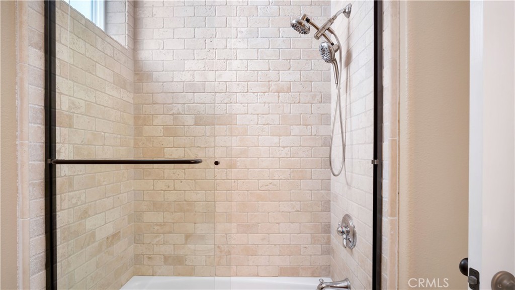 MLS #OC25112252 image #9