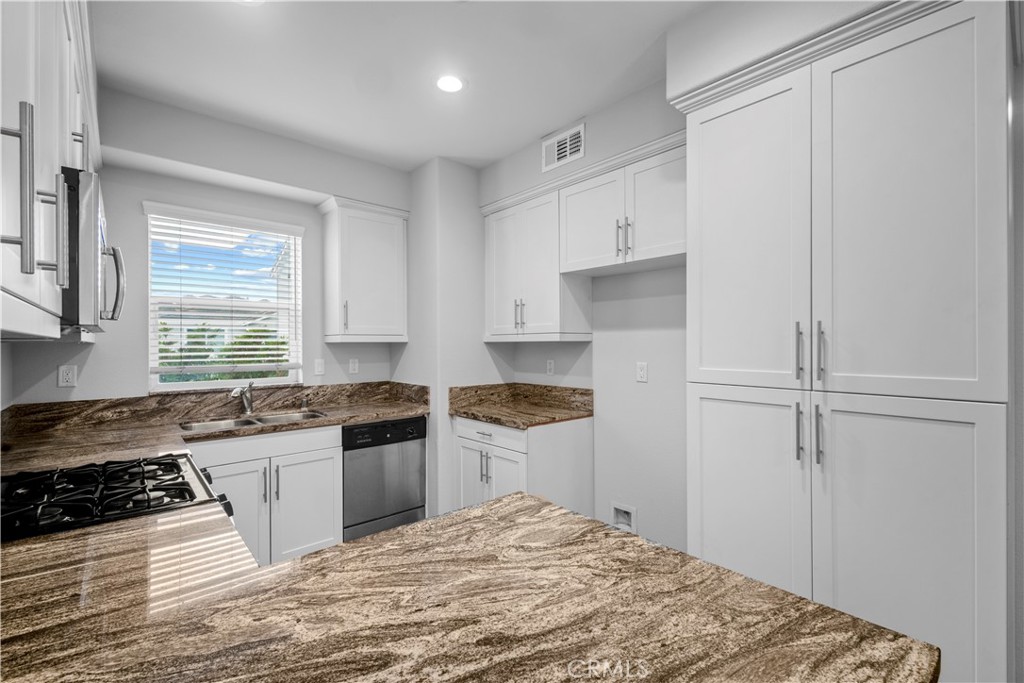 MLS #OC25113811 image #16