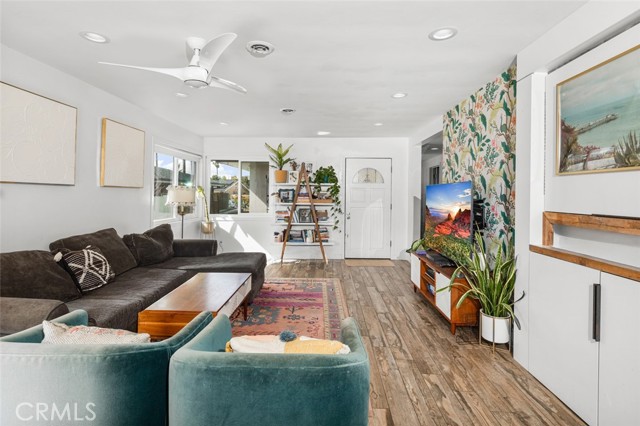 MLS #OC25143302 image #1