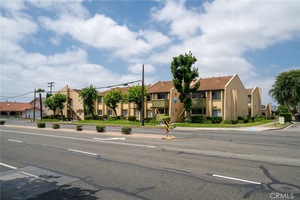 MLS #OC25146098 image #1