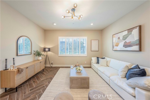 MLS #OC25150122 image #1