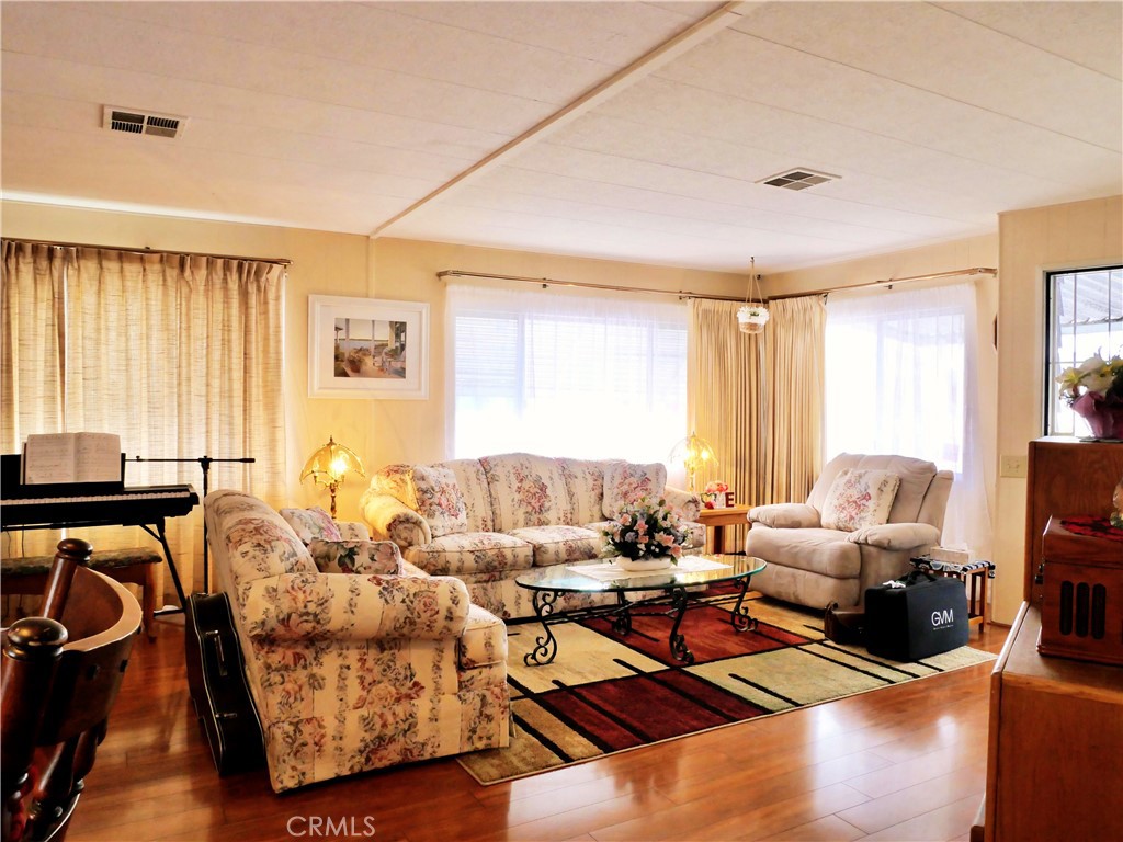 MLS #OC25153382 image #3