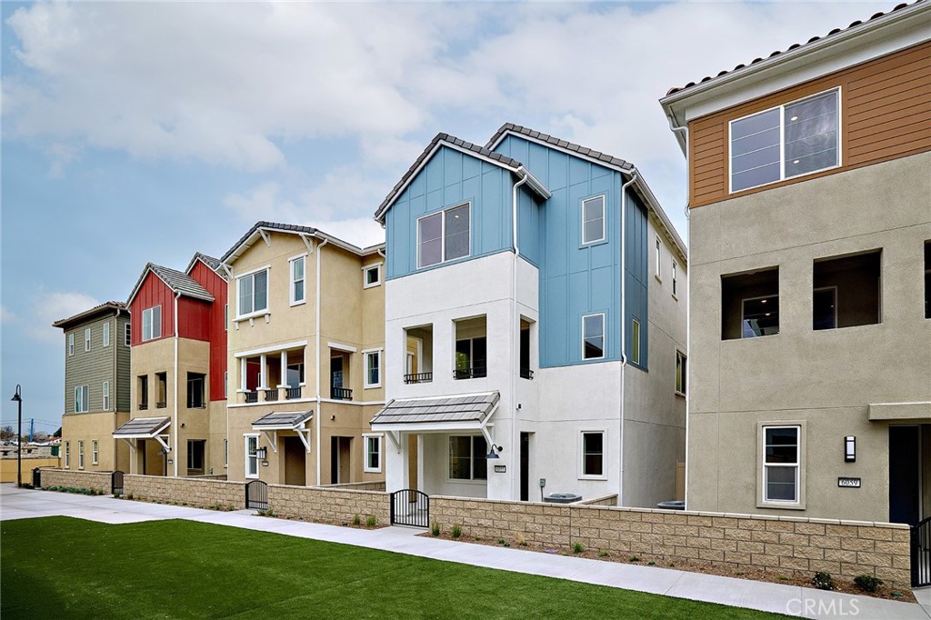 MLS #OC25156468 image #1