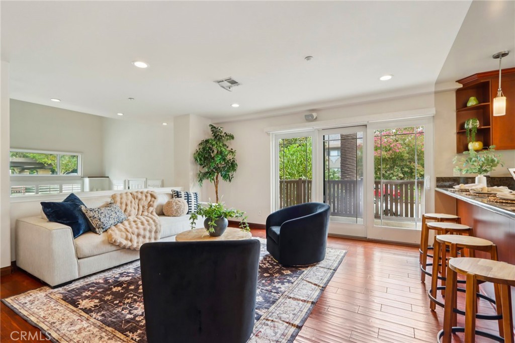 MLS #OC25158032 image #1