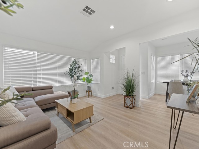 MLS #OC25158558 image #1