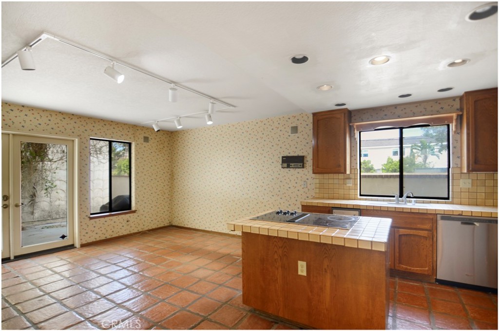 MLS #OC25160791 image #9