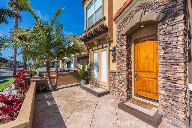 MLS #OC25164921 image #1