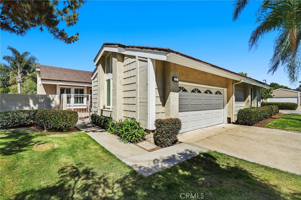 MLS #OC25168024 image #1