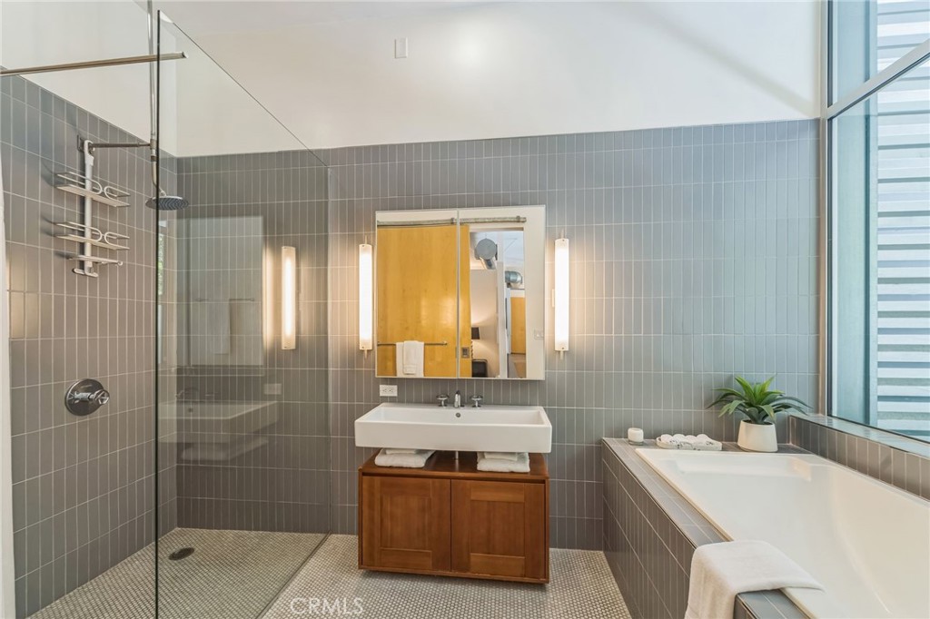 MLS #OC25168105 image #38