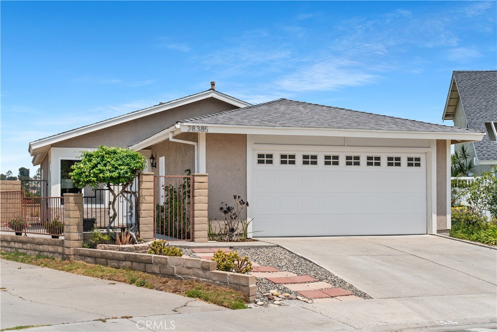 MLS #OC25170309 image #1