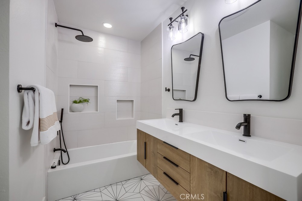 MLS #OC25170892 image #21