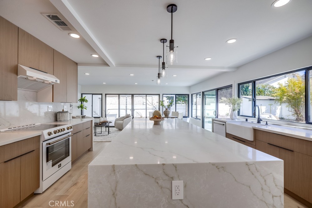 MLS #OC25170892 image #9